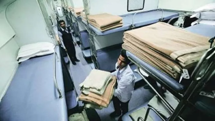 थर्ड AC यात्रियों को ट्रेन में ही मिलेगा कंबल या चादर।
