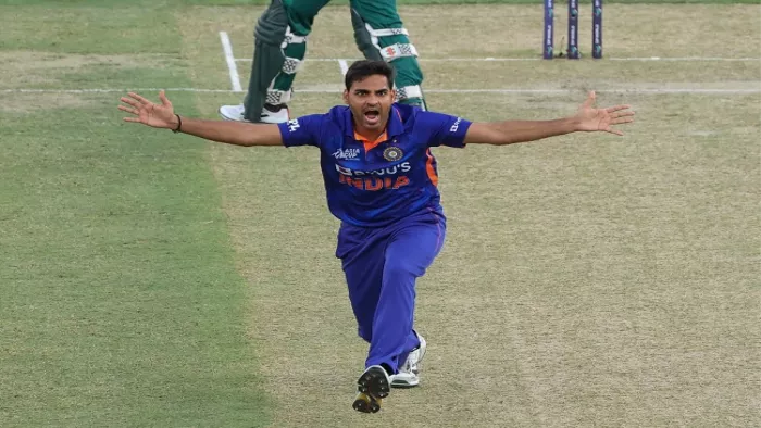 भारतीय क्रिकेट टीम के तेज गेंदबाज भुवनेश्वर कुमार (एपी फोटो)