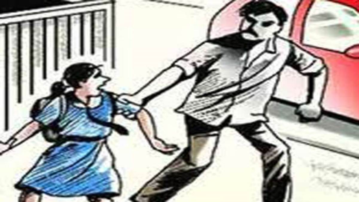 Prayagraj में बच्‍चा चोर...GHS के बाहर स्‍कूली बच्‍ची के अपहरण का प्रयास,  संदिग्‍ध व्‍यक्ति गिरफ्तार - Child thief active in Prayagraj Today citizens  have handed over to police after ...