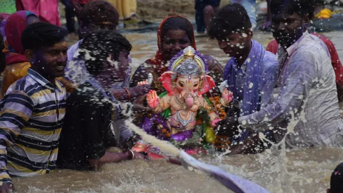 गणपति बप्पा मोरया, अगले बरस तू जल्दी आना के उद्धोष के साथ बप्पा की गई विदाई