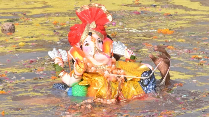 कानपुर में शोभायात्रा निकालने के बाद बप्पा को विदाई दी।