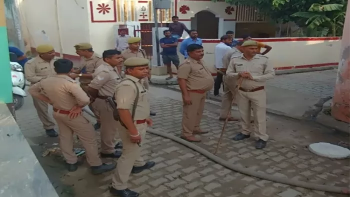 25 गज के मकान’ ने छीन”! ली जान! मेरठ में भतीजे ने चाचा को उतारा मौत के घाट, पुलिस के सामने किया सनसनीखेज खुलासा 25 गज के मकान’ ने छीन”! ली जान! मेरठ में भतीजे ने चाचा को उतारा मौत के घाट, पुलिस के सामने किया सनसनीखेज खुलासा