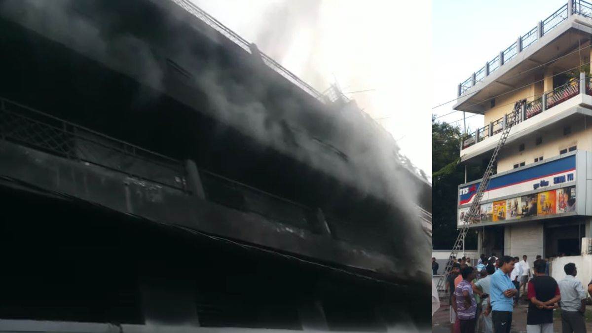 Palamu News: Fire Breaks Out in TVS Show Room in Palamu, Showroom Owner  mother died due to suffocation - Fire Breaks Out in Palamu: टीवीएस शोरूम  में लगी आग, दम घुटने से
