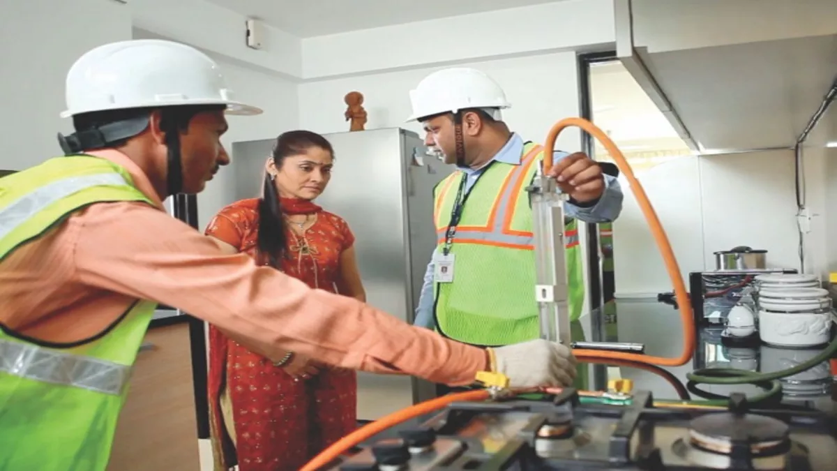 PNG Supply Agra: आगरा में शुक्रवार सुबह हजाराें घराें में पीएनजी की आपूर्ति ठप हो गयी।