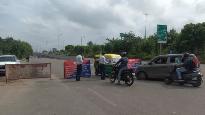 दिल्ली गुरुग्राम एक्सप्रे-वे पड़ा खाली, इक्का-दुक्का गाड़ियां ही देखी जा रही हैं।