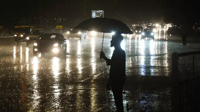 कई जगह सुबह को तीन घंटे तक बिजली गुल रही। फोटो- जागरण