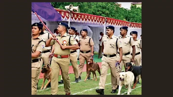 16वीं अखिल भारतीय रेलवे सुरक्षा बल श्वान प्रतियोगिता में श्वान के साथ ध्वज लेकर आगे बढ़ते प्रशिक्षक। सौ. सीपीआरओ