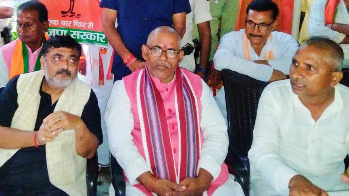 सहरसा में प्रेस वार्ता करते हुए हरि सहनी