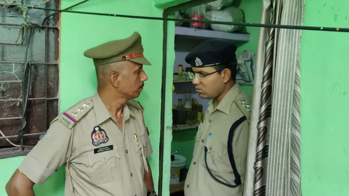 गाजियाबाद में पत्नी की हत्या कर फरार हुआ पति।