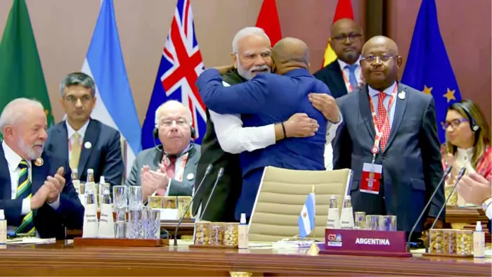 अफ्रीकी संघ को जी20 का स्थायी सदस्य बनने पर पीएम मोदी ने एयू के अध्यक्ष को गले लगाया। फोटोः एएनआई।