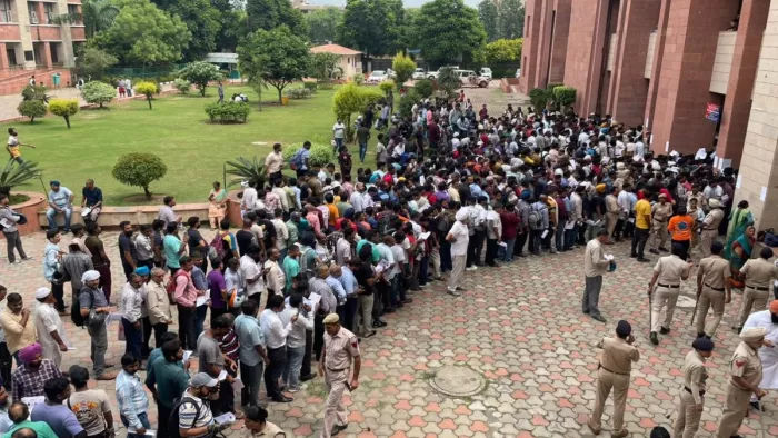 वाहनों के चालान के निस्तारण के लिए राष्ट्रीय लोक अदालत में लगी लंबी कतार।