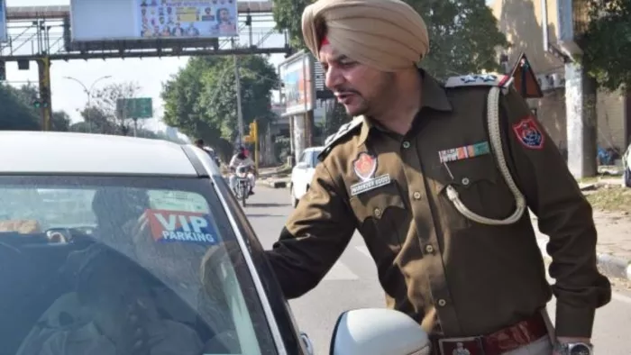 यातायात नियम तोड़ने वालों के खिलाफ ट्रैफिक पुलिस चलाएगी अभियान, कटेंगे चालान (फाइल फोटो)