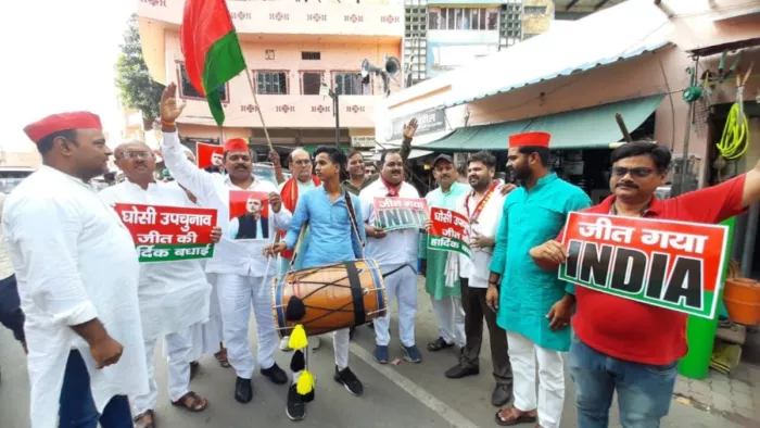घोसी उपचुनाव जीत पर काशी में जश्न, बजे ढोल-नगाढ़े