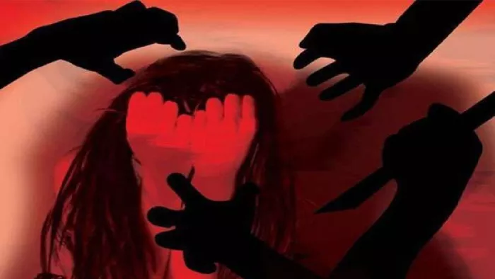 नाबालिग छात्रा का मुंह दबाकर घर में दुष्कर्म कर रहे थे गांव के लड़के, ढूंढते हुए पहुंच गई मां