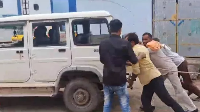 पुलिस की गाड़ी धकेलता रस्सी बंधा आरोपित (बाएं से दूसरा) फोटो- अरविंद कुमार