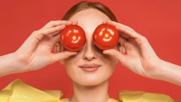 Tomato Face Pack: चेहरे पर अप्लाई करें टमाटर के ये फेस पैक