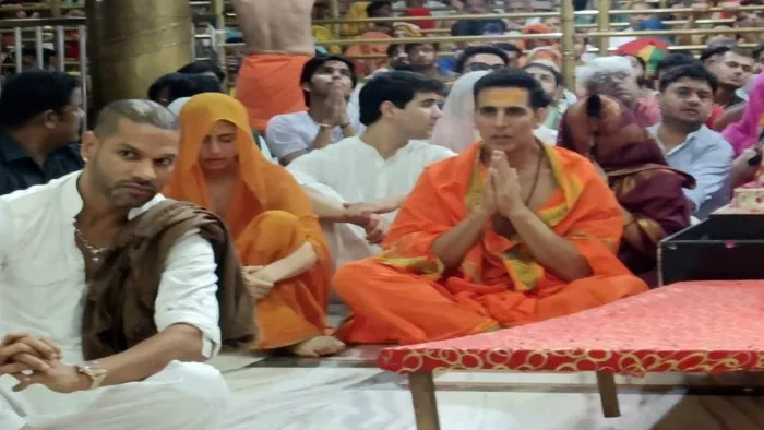 Ujjain Mahakal Video महाकाल मंदिर में अक्षय कुमार, शिखर और साइना ने किए दर्शन।