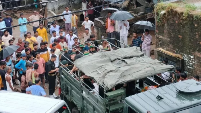 Kanpur News: सेना के जवान को अंतिम विदाई देने के लिए लगी लोगों की भीड़