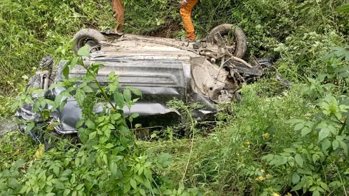 अनियंत्रित होकर खाई में गिरी कार, तीन लोगों की गई जान