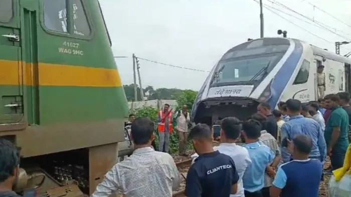 दिल्ली-हावड़ा रेलमार्ग पर वंदे भारत के इंजन से मालगाड़ी का इंजन जोड़ते रेलवे के कर्मचारी। जागरण