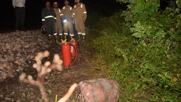 रेलवे ट्रैक पर जांच करती टीम (फोटो -जागरण)