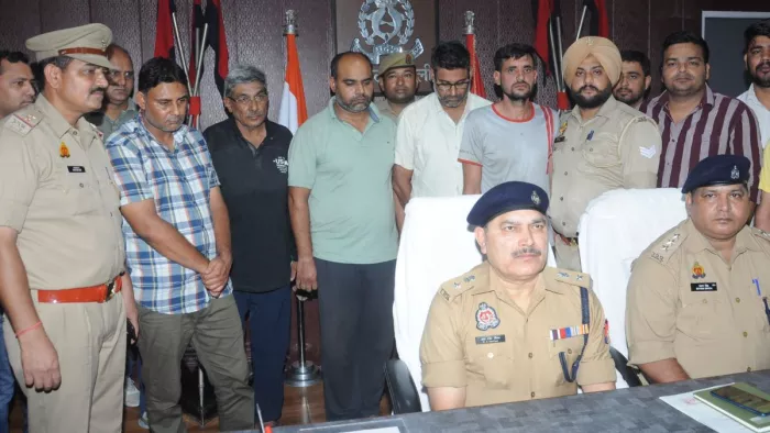 होटल मालिक हत्याकांड के खुलासे की जानकारी देते एसपी रामसेवक।