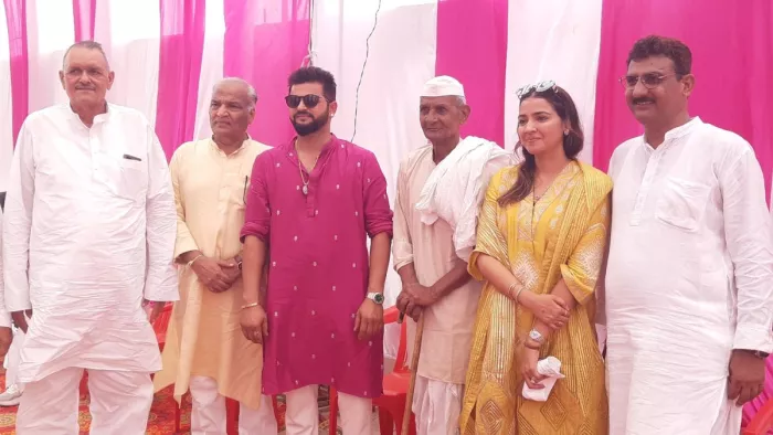 बामनौली गांव में ग्रामीणों के साथ क्रिकेटर सुरेश रैना व उनकी पत्नी प्रियंका। जागरण