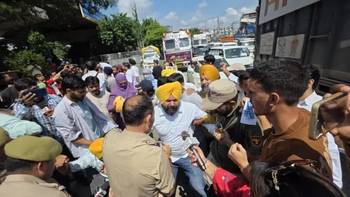 MLA मेहराज मलिक पर पीएसए के विरोध में जम्मू में प्रदर्शन (फोटो: जागरण)