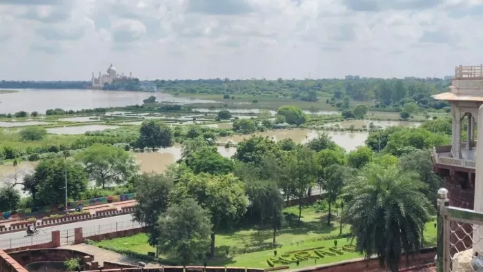 Flood Status in UP: आगरा में यमुना ने 47 वर्ष बाद लांघी सीमाएं