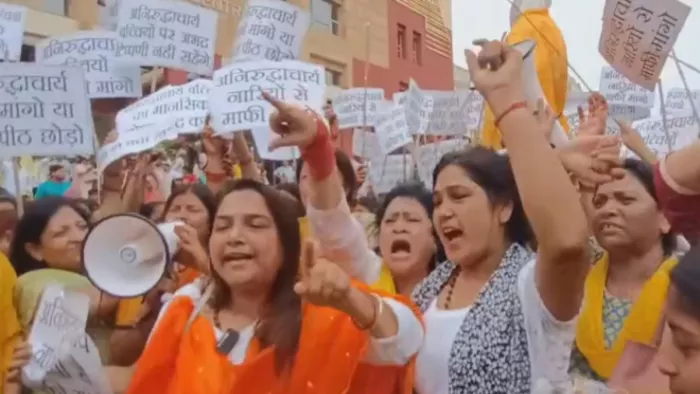कथावाचक अनिरुद्धाचार्य पर बनारस की महिलाओं ने मंगलवार को प्रदर्शन किया है।