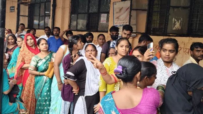 मरीजों को संभालने में कर्मचारी और चिकित्सकों के छूटा पसीना। जागरण फोटो