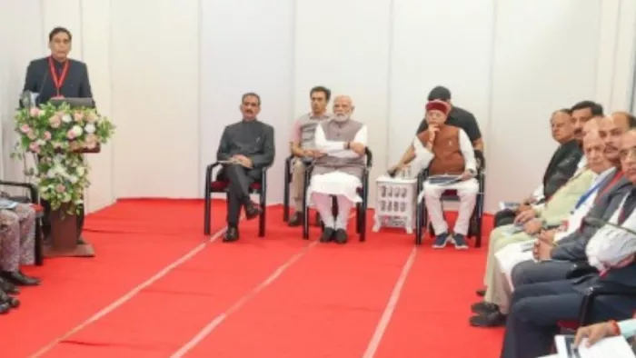 कांगड़ा हवाई अड्डे पर आयोजित बैठक में मौजूद प्रधानमंत्री नरेन्द्र मोदी, सीएम सुक्खू व राज्यपाल सहित अन्य।