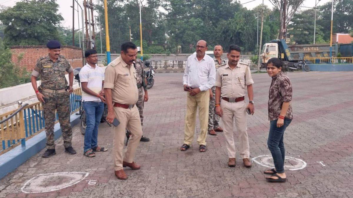 https://www.jagranimages.com/images/newimg/09092025/09_09_2025-firing_on_petrol_pump_24041350.jpg