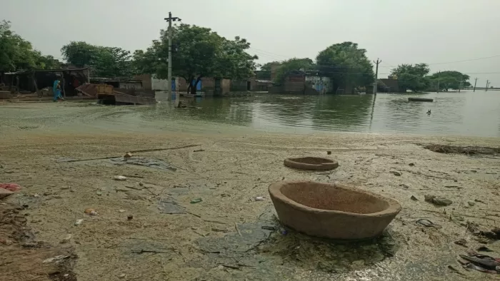 कई संपर्क मार्ग पानी में डूब गए हैं, जिससे आवागमन बाधित हो गया है।