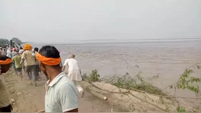 तटबंध पर काम करते गांव के लोग।