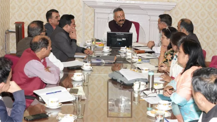 हिमाचल प्रदेश के शिक्षा मंत्री राेहित ठाकुर अधिकारियों के साथ बैठक करते हुए।