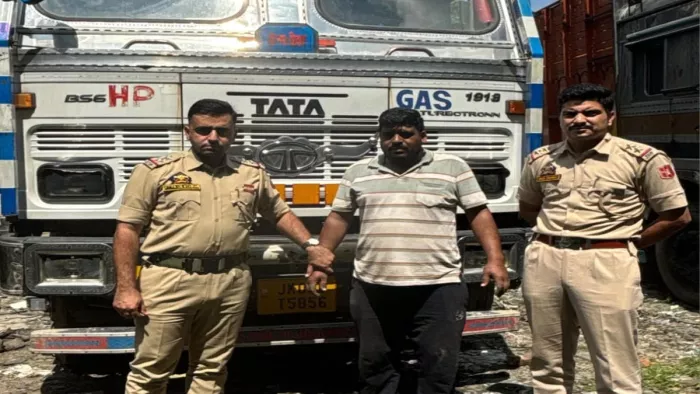 गंग्याल पुलिस जम्मू द्वारा हिट एंड रन केस में गिरफ्तार किया गया ट्रक चालक।