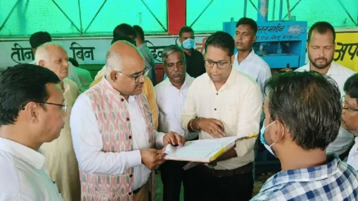 रमईपुर स्थित प्लास्टिक वेस्ट प्रबंधन केंद्र का निरीक्षण करते जिलाधिकारी जितेन्द्र प्रताप सिंह ( बाएं से दूसरे )। जागरण