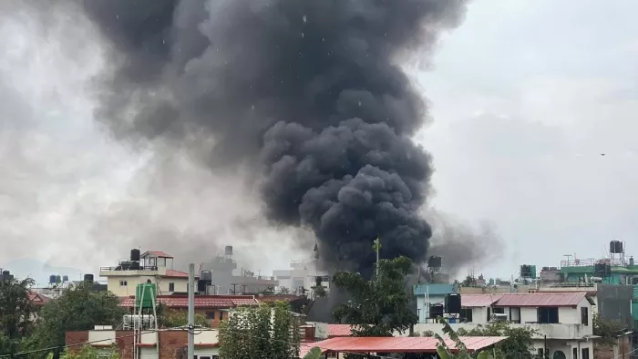 प्रदर्शनकारियों ने केपी ओली के निजी आवास में लगाई आग। फाइल फोटो