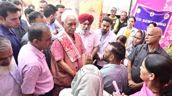 एलजी सिन्हा ने प्रभावित परिवारों को पुनर्वास करने में मदद करने का भी वादा किया।