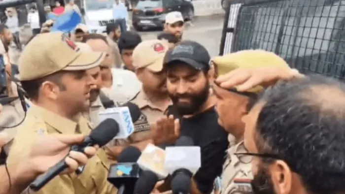 मलिक ने शिक्षा मंत्री की योग्यता पर भी सवाल उठाए थे और एक डॉक्टर के साथ बदसलूकी की थी।