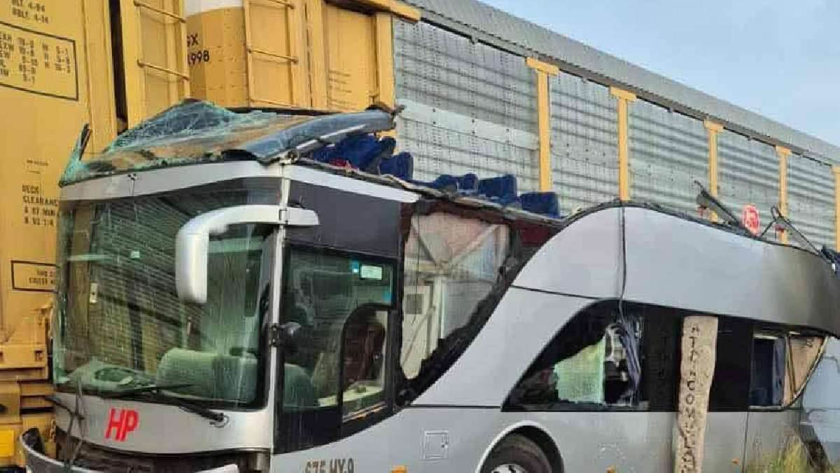 https://www.jagranimages.com/images/newimg/09092025/09_09_2025-mexico_train_bus_collision_24040588.jpg