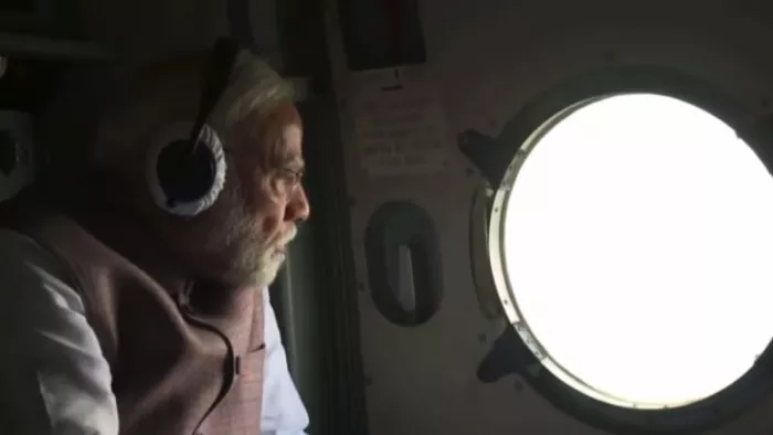 प्रधानमंत्री नरेन्द्र मोदी हिमाचल प्रदेश के चंबा में हुई तबाही का हवाई निरीक्षण करते हुए।