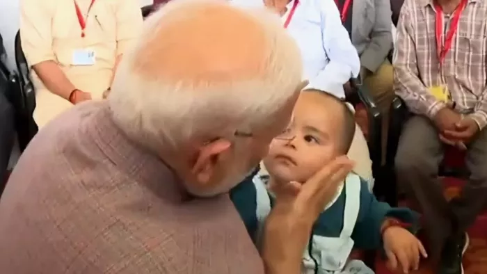प्रधानमंत्री नरेन्द्र मोदी 11 माह की नीतिका को गोद में लिए हुए। जागरण