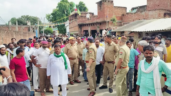 प्रयागराज के उतरांव इलाके में महिला की संदिग्ध मौत के बाद जुटी भीड़। जागरण