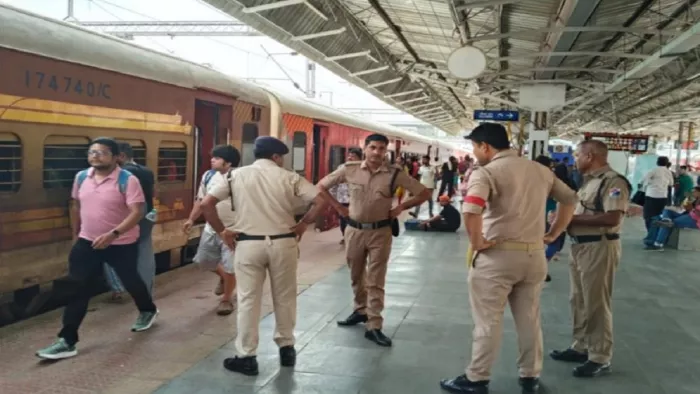 प्रयागराज जंक्शन पर सीमांचल एक्सप्रेस में छापेमारी के दौरान तलाशी लेते जीआरपी-आरपीएफ के जवान। जागरण आर्काइव