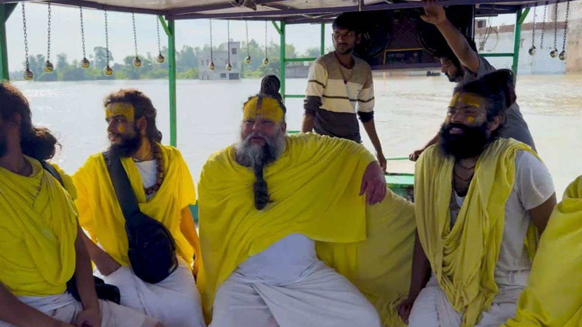 https://www.jagranimages.com/images/newimg/09092025/09_09_2025-premanad_in_boat_mtr_24040939.jpg