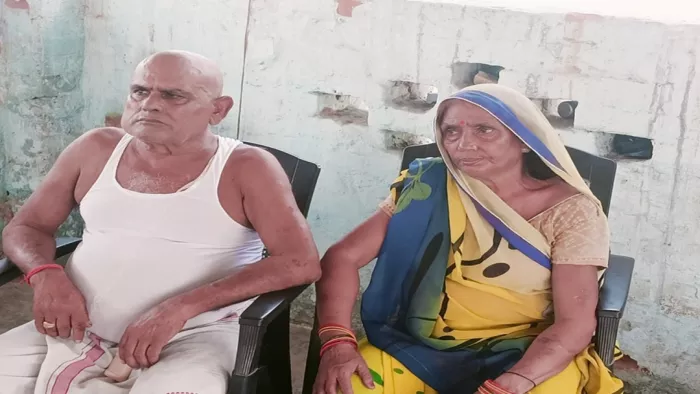 रामगढ़ में घटना की जानकारी देते वृद्ध दंपति।