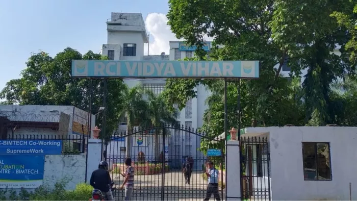 दो छात्रों ने आपसी झगड़े के बाद एक-दूसरे पर गोली चला दी।