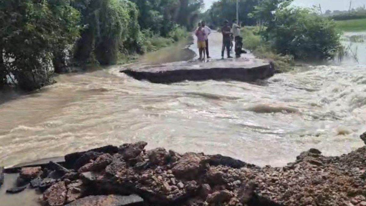 https://www.jagranimages.com/images/newimg/09092025/09_09_2025-road_collapse_24041245_182632623.jpg